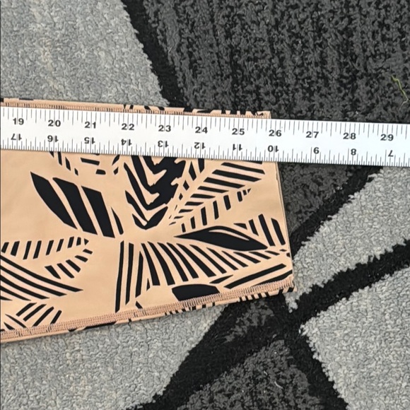 Aerie Tan and Black Leggings with Form-Fitting Seamless Design - Picture 7 of 9